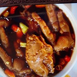 กระเพราตีนไก่ตุ๋นเป็นกับข้าว