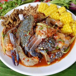 ยำปูม้ากุ้งสด