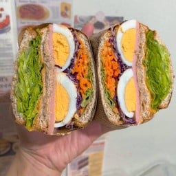 MADE MY DAY แซนวิชเกาหลี ไส้ทะลัก & สลัด