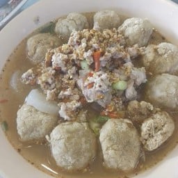 ก๋วยเตี๋ยวน้ำต้มยำลูกชิ้นหมึกทอดกรอบ