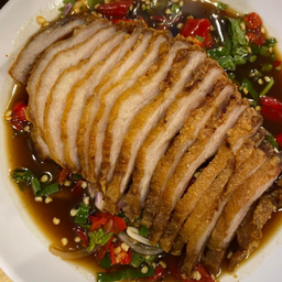 ยำคอหมูทอด.