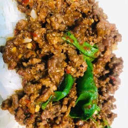 ผัดกะเพราเนื้อวัวสับ(โคขุน)ราดข้าว