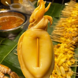 บารมีหมึกย่าง เจ้าเก่าสะพานแดงหน้าโรงแรมอิงน้ำ