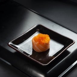 ซูชิแซลมอนและไข่กุ้ง