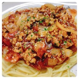 สปาเก็ตตี้ ซอสแดง (ไก่สับ หรือ หมูสับ)