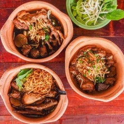 ก๋วยเตี๋ยวไก่มะระหม้อดิน เลียบคลองสอง