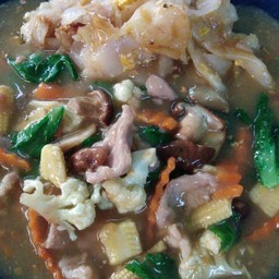 ราดหน้าเส้นใหญ่ผัดไข่เห็ดหอม