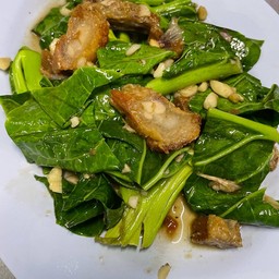 คะน้าหมูกรอบ