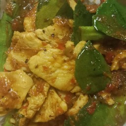 ผัดพริกแกงใต้ไก่