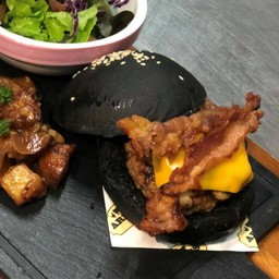 Pork Patty Charcoal Burger with Salad and Potato Sarladaise เบอร์เกอร์หมู เสิร์ฟพร้อมสลัดรวมและมันฝรั่งผัดเรดไวน์ซอส