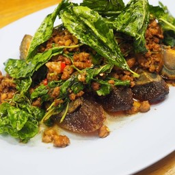 ไข่ม้ากะเพรากรอบ