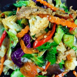 ข้าวราดกะเพราผักรวมมิตร