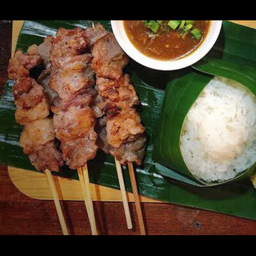 เนื้อโคขุนเสียบไม้ย่าง1ชดมี3ไม้กับข้าวเหนียว1ห่อ