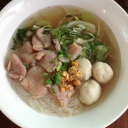 ก๋วยเตี๋ยวหมูหมักลูกชิ้นน้ำใส