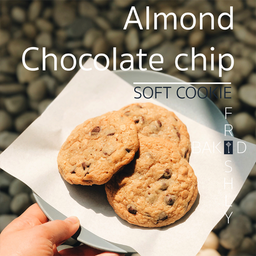 Almond Plus Chochip Soft cookies ชิ้นใหญ่ (1)