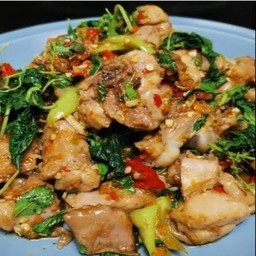 กระเพราไก่บ้านผัดพริกแห้ง ราดข้าว