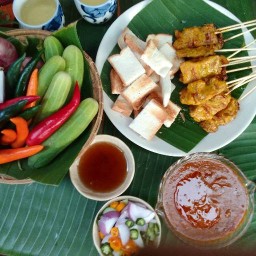 คุณมนหมูสะเต๊ะ ตลาดนัดวัดประดู่  (พุทธมณฑลสาย1)