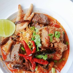 ขนมจีนน้ำเงี้ยวหมู+ตีนไก่