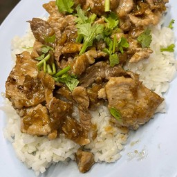 หมูกระเทียมราดข้าว