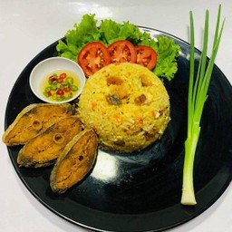 ข้าวผัดปลาเค็ม