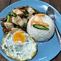 ข้าวกระเพราหมูกรอบไข่ดาว