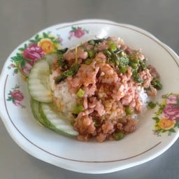 กระเพราหมูสับราดข้าว