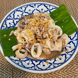 หมึกกระเทียม กับข้าว