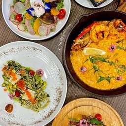 เสิร์ฟเมนูอาหารแบบ fushion ด้วยผักเกือบทุกชนิดที่ปลูกจากสวนของโรงแรมเอง