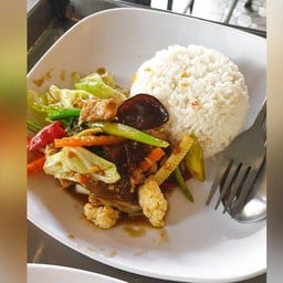 ผัดผักรวมราดข้าว