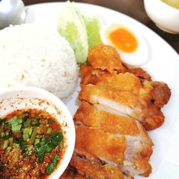 ข้าวไก่ทอด น้ำจิ้มแจ่ว