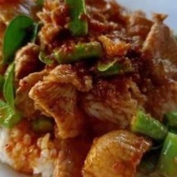 ผัดพริกแกงไก่(ราดข้าว)