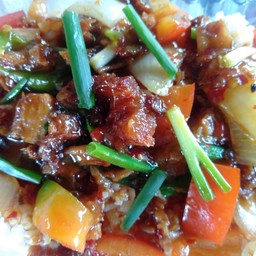 หมูกรอบผัดพริกเผาราดข้าว