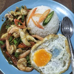 ข้าวกระเพราทะเลไข่ดาว