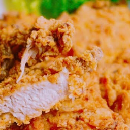 เนื้ออกไก่ทอดกรอบพร้อมหั่น