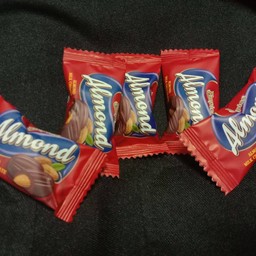 ช็อคโกแลตอัลมอนด์ 2 ชิ้น