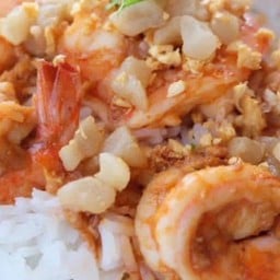 กุ้งปลาหมึกกระเทียม(ราดข้าว)