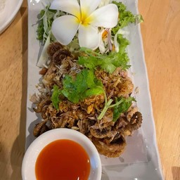 หนวดปลาหมึกทอดกระเทียม