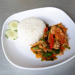 ผัดพริกแกงราดข้าว