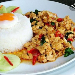 ผัดกระเพราไก่ไข่ดาว ราดข้าว
