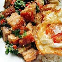 ผัดกระเพราหมูกรอบไข่ดาว(ราดข้าว)