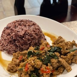 ข้าวกะเพราเนื้อ