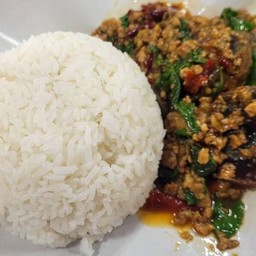 กระเพราหมูสับ ไข่เยี่ยวม้า