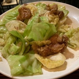 กะหล่ำปลีผัดน้ำปลาสามชั้นทอด