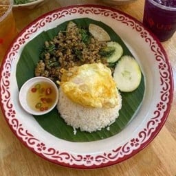 ข้าวกะเพราถาดหมู