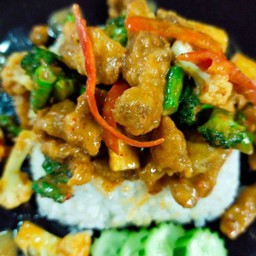 ข้าวราดพริกแกงหมูกรอบ