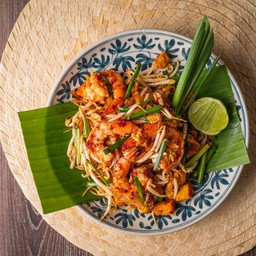 ผัดไทยกุ้งสดและกุ้งเสียบ