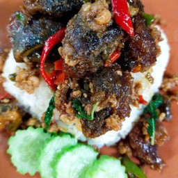 ข้าวราดกะเพราไข่เยี่ยวม้า