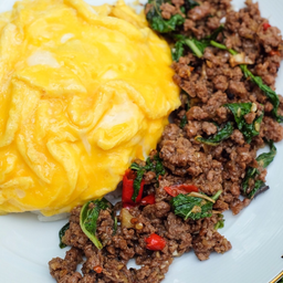 ข้าวกะเพราเนื้อแองกัส+ไข่ลาวา