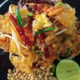 ผัดไทยวุ้นเส้นเห็ดหูหนูขาว
