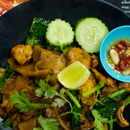 ผัดซีอิ๋วไก่